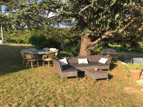 d'une terrasse avec une table et des chaises sous un arbre. dans l'établissement Villa Paradis, à Saint Antonin du Var