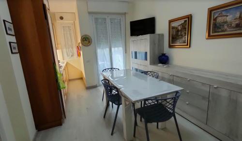a kitchen with a table and chairs in a room at CASA GILIANA al mare in Fiumaretta di Ameglia