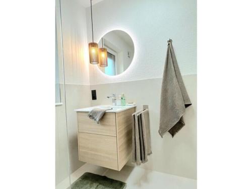 uma casa de banho com um lavatório e um espelho em Holiday room Three - Countries - Harmony em Mettlach