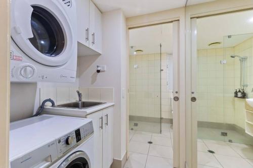 Ένα μπάνιο στο Lilac Suite—Chic Resort Living at The Beach Club