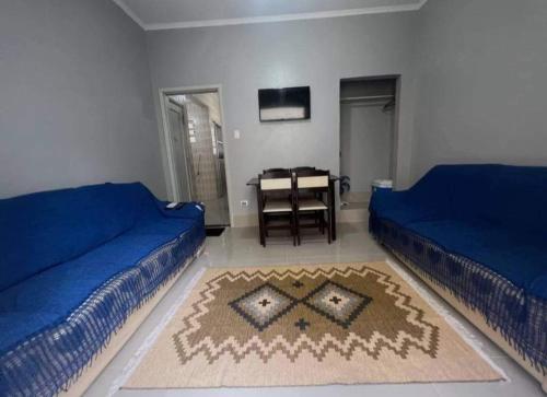 una habitación con 2 camas y una mesa con una mesa con una mesa de mesa en Apartamento Praia de Mongaguá en Mongaguá