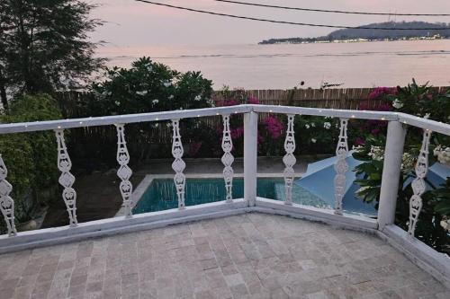 Πισίνα στο ή κοντά στο Villa Aurora: 4 BR, Front Beach