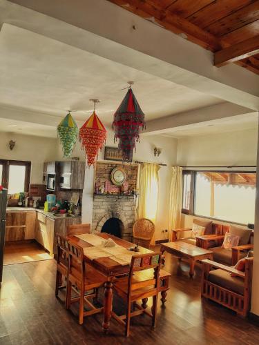 Ресторант или друго място за хранене в Panorama by Meraki - Entire villa with Himalayan View