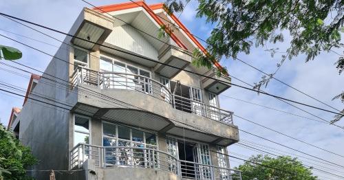 um edifício com varandas ao lado em Sunrise View Apartment em Peñablanca
