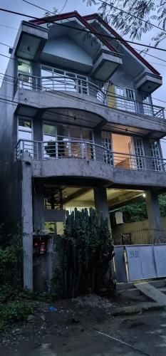 uma casa com uma cerca em frente em Sunrise View Apartment em Peñablanca