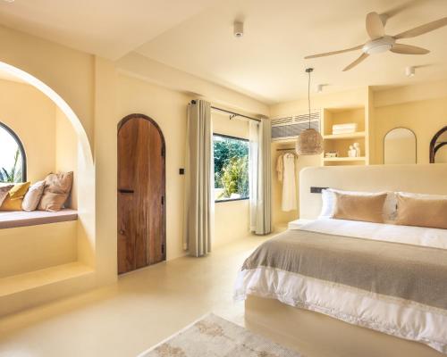 1 dormitorio con cama y ventana en Isla Retreat, en Fehendhoo