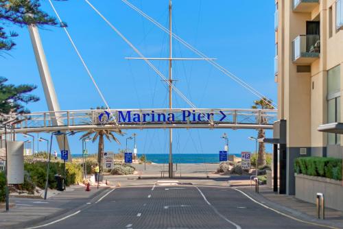 Gambar di galeri bagi Glenelg Beachfront Luxury Apartment di Glenelg