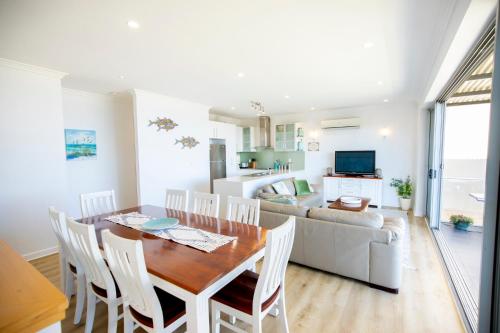 Μια τηλεόραση ή/και κέντρο ψυχαγωγίας στο Shearwaters Apartment Waterfront Accomodation