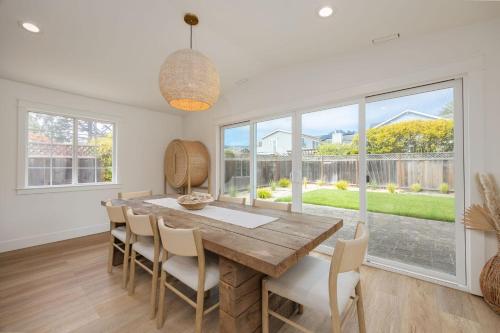 Galería fotográfica de Seaside Home Modern Retreat with Breathtaking Views and Beachside Charm en Half Moon Bay