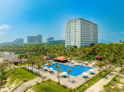 Cam LâmにあるOcean Waves Resort Cam Ranhのプールと高層ビルのあるリゾートの空中ビュー