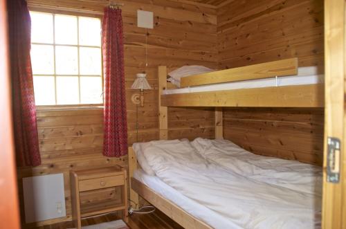 Våningssäng eller våningssängar i ett rum på Seljenes Cottage