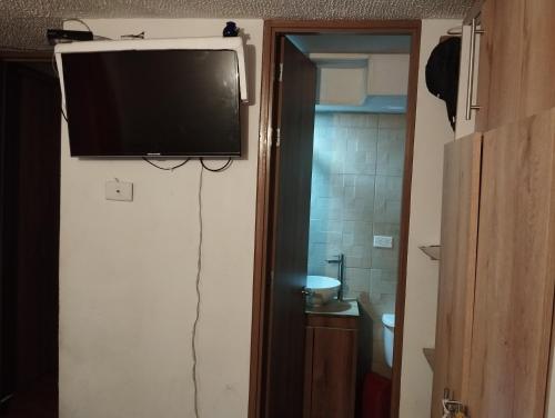 TV a/nebo společenská místnost v ubytování Mirador de Fontibon