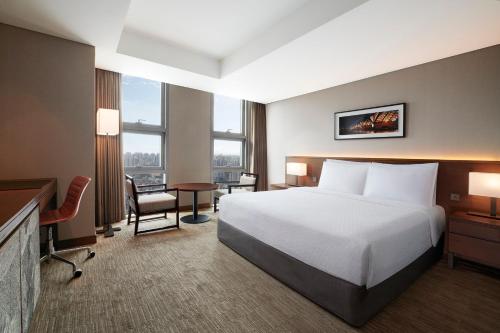a hotel room with a bed and a desk and chair at Four Points by Sheraton Josun, Seoul Station in Seoul