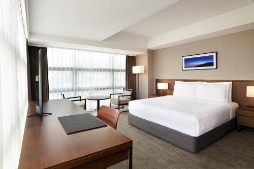 een grote hotelkamer met een bed en een bureau bij Four Points by Sheraton Josun, Seoul Station in Seoul