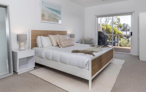 Giường trong phòng chung tại Sellicks Beachside Retreat