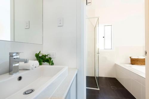 Phòng tắm tại Sellicks Beachside Retreat