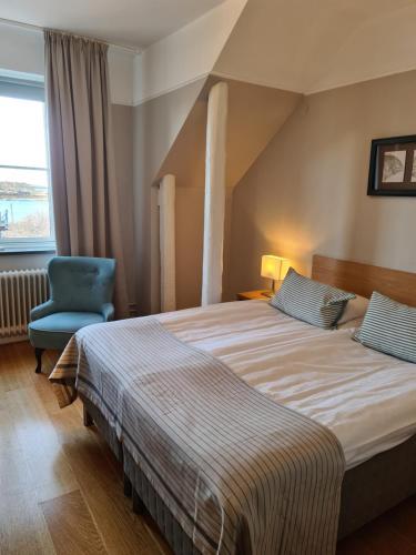 Postel nebo postele na pokoji v ubytování Hamnhotellet Kronan