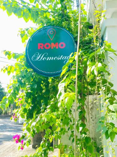 a sign for a rmo surname on the side of a building at Romo Homestay in Quang Ngai