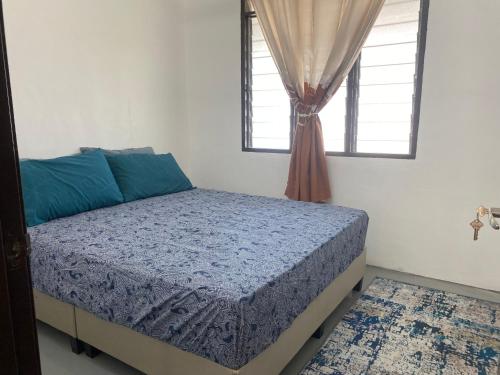 マスジッド・タナにあるRumah 2029のベッドルーム(ベッド1台、窓付)