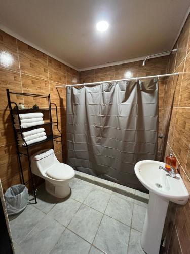 蓬塔雷納斯的住宿－Casa playa kiki，浴室配有卫生间、淋浴和盥洗盆。