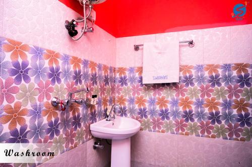een badkamer met een wastafel en een toilet bij SAY Homes Grace in Namchi