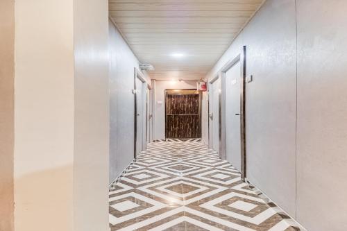 a hallway with a tile floor in a building at OYO Flagship Hotel Qubic in Mumbai