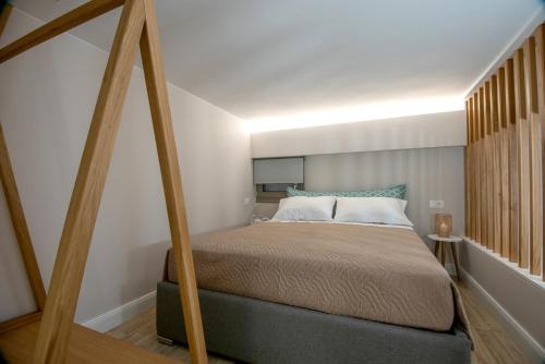 um pequeno quarto com uma cama num quarto em Mylos Modern Apartments,By Idealstay Experience em Agios Nikolaos