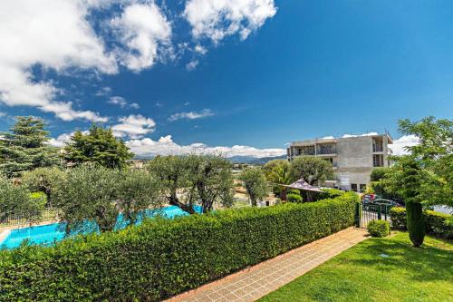 - une piscine dans une cour avec une haie dans l'établissement Le Côte et Mer, à Nice