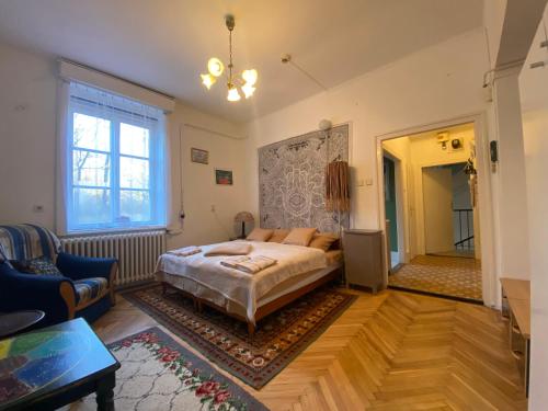 ein Schlafzimmer mit einem Bett und ein Wohnzimmer in der Unterkunft Tilia Ház in Salgótarján