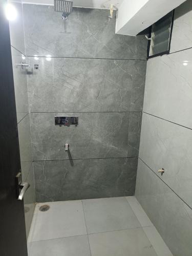 Bilik mandi di Hotel StayMore Premium Rooms and AC dorms