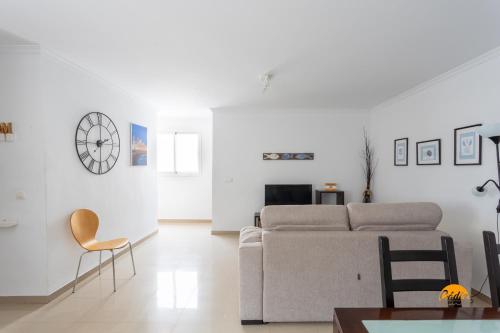 ein weißes Wohnzimmer mit einem Sofa und einem Tisch in der Unterkunft Apartamento Lavandula by Cadiz Time in Cádiz