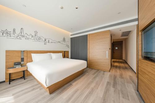 UrCove by HYATT Hangzhou Riverside CBDにあるベッド
