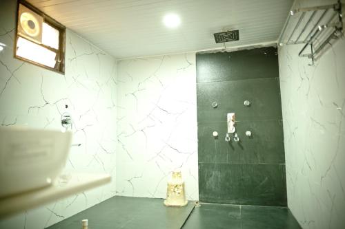 y baño con ducha y lavamanos. en The Palash Vann Resort Madhya Pradesh, en Silāri