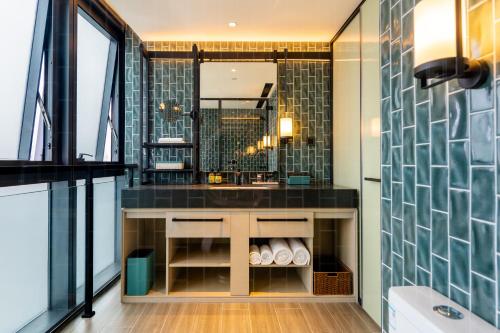 bagno con lavandino e specchio di Artyzen Habitat Hengqin Zhuhai a Zhuhai