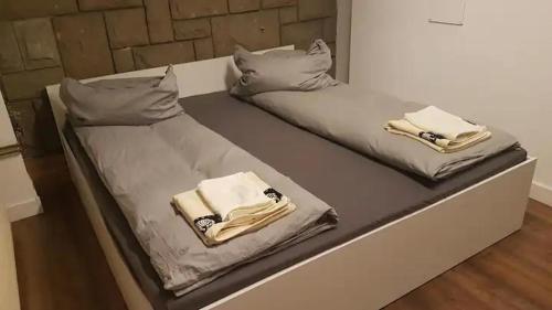 維茨的住宿－Immaculate 2-Bed Apartment in Zywiec，一张桌子上显示的两张床