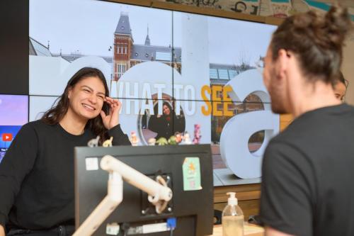 une femme qui parle sur un téléphone portable à côté d'un homme dans l'établissement St Christopher's Inn Village - London Bridge, à Londres