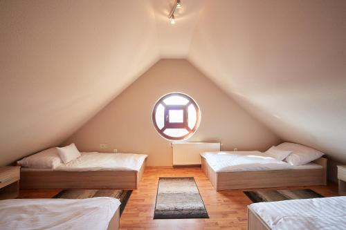 מיטה או מיטות בחדר ב-Lujza Apartman Gödöllő