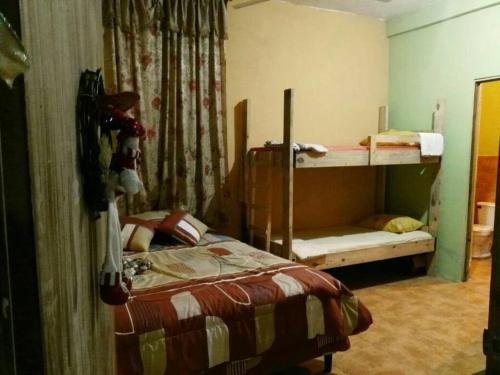 Izabal的住宿－Chalet Villarrué, Izabalito，一间卧室配有两张双层床。