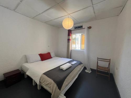 een slaapkamer met een bed in een kamer met een raam bij Eco Escape Home in Ruhengeri