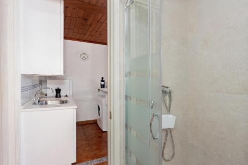 un baño con ducha y lavabo en Apartamento en complejo de zonas ajardinadas-c11, en Ciutadella