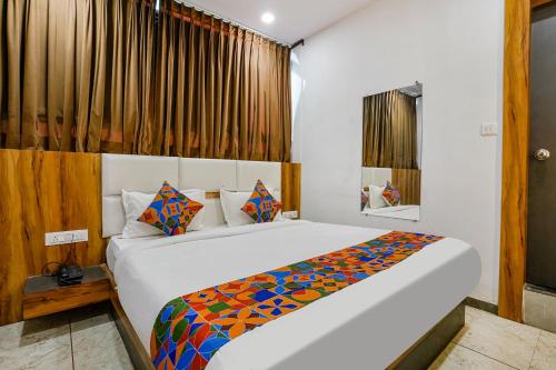 sypialnia z dużym łóżkiem w pokoju w obiekcie FabHotel Prime Dumas w mieście Surat