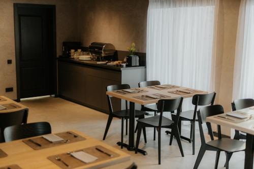 uma sala de jantar com mesa e cadeiras e uma cozinha em Zīles - Atpūtas komplekss em Jēkabpils