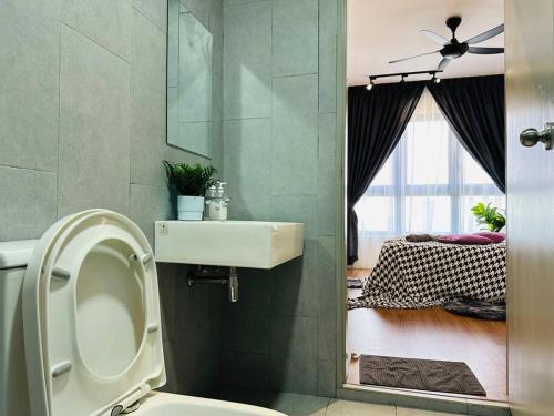 baño con aseo y lavabo y ventana en MVB49#8pax Family Suite 3 Rooms Velocity Mall IKEA, en Kuala Lumpur