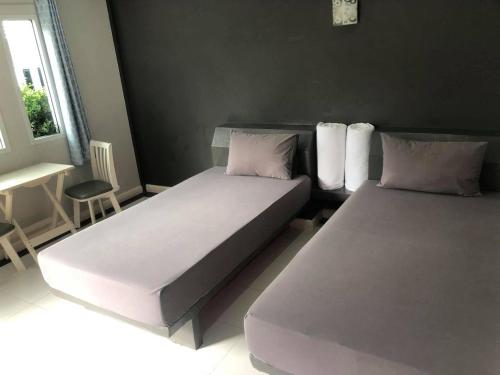 Postel nebo postele na pokoji v ubytování ภูรักษ์รีสอร์ท บ้านกรูด