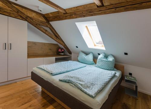 1 dormitorio con 1 cama con almohadas azules en Ferienwohnung Geilert, en Leisnig