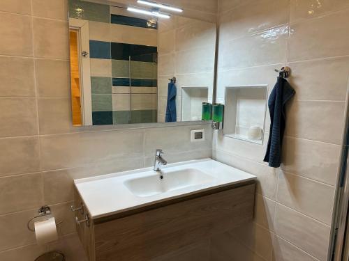 uma casa de banho com um lavatório e um espelho em B&B Casa Limone em Limone sul Garda