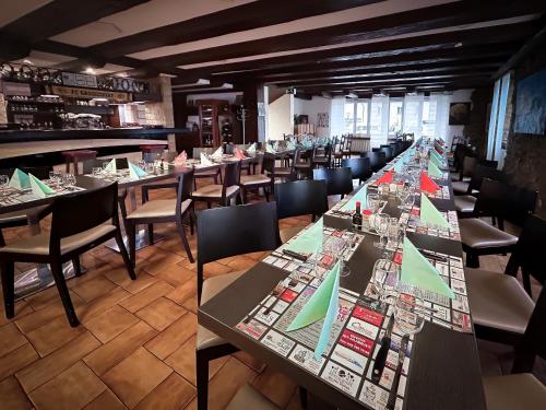 een rij tafels en stoelen in een restaurant bij Hotel La Croix Blanche - Bassecourt 