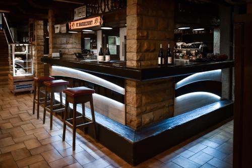 a bar in a restaurant with two stools at Hotel La Croix Blanche - Bassecourt 