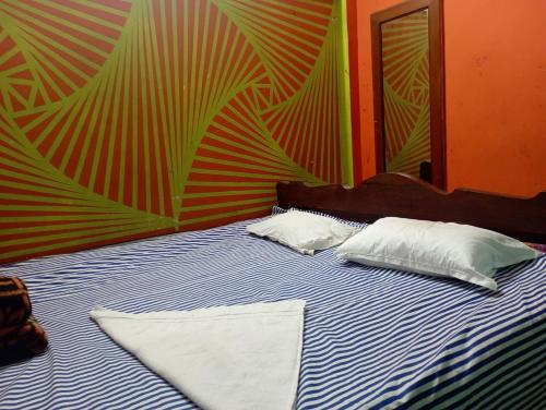 - une chambre avec un lit et 2 oreillers dans l'établissement Nona Mati Lodge, à Gosāba