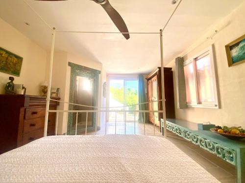 - une chambre avec un grand lit dans l'établissement Les Terrasses de Lô, à Bormes-les-Mimosas